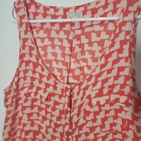 𝅺gap sleeveless blouse,,light, button front - Picture 2 of 7